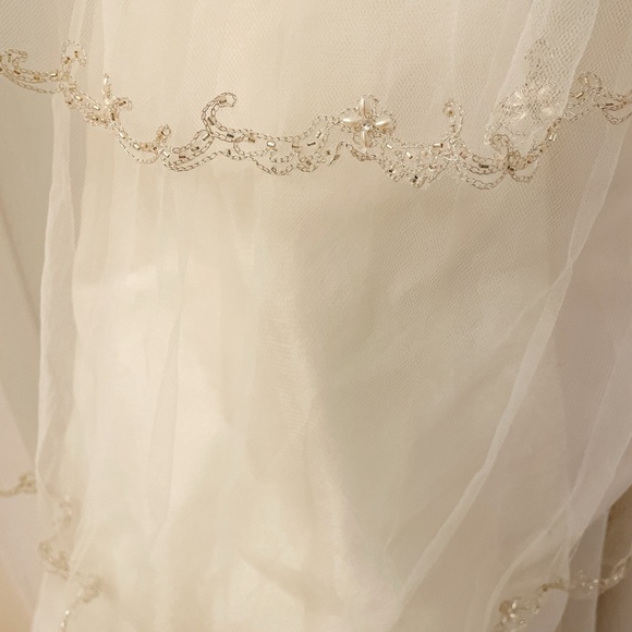 Custom made French lace wedding gown size 4-6 come with matching head piece - Picture 13 of 14